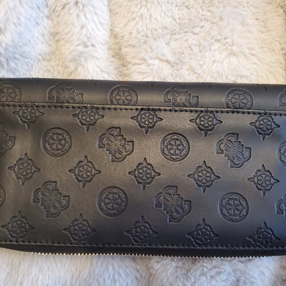 NWT Guess Wallet - Picture 2 of 6